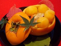 胡麻クリーム、酒塩昆布出汁につけた野菜と松の実と柿を和えると、甘じょっぱくておつまみにもなる一品です。