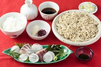 お造りに蕎麦、ご飯、漬物が付いたお得なセットです。ボリューム感もあり、お腹も心も満たされます。