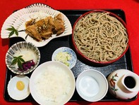 お酒でコトコト1時間以上焚いた鳥もものセット。お肉は柔らかく挽きたての山椒とからしをつけてお召し上がり下さい。