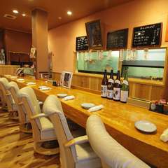 カウンター正面に、大きな生簀。その日の魚が目でも楽しめます