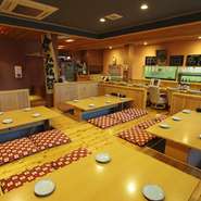 店内には広々した板張りの座敷があり、座席は掘りごたつになっているので、お子さまやお年を召した方でも楽に座れます。ファミリーなど少人数でも、また親しい仲間のグループでの集まりでも会話が弾みそうです。