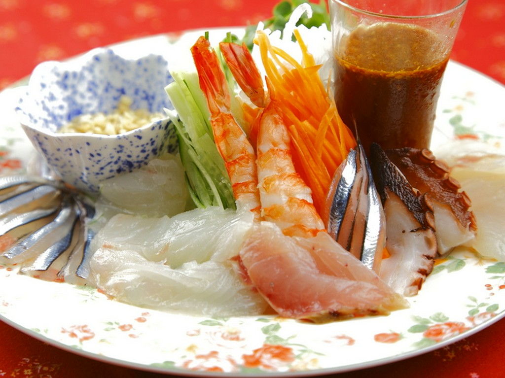 素材はその日の仕入れ次第。新鮮な魚を贅沢に使った、『海鮮サラダ』