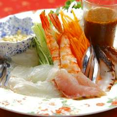 素材はその日の仕入れ次第。新鮮な魚を贅沢に使った、『海鮮サラダ』