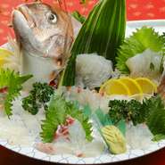 生簀から揚げた新鮮な鯛を、まずは半身分お刺身で味わいます。次に残りの半身をお寿司に。最後は残ったあらをあら炊きで。鯛の美味しさを丸ごと一匹分味わい尽くすことができる贅沢なセットです。