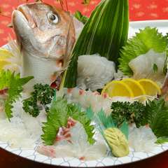 生簀から揚げたての鯛を、刺身、にぎり寿司、あら炊きで味わい尽くす、『真鯛三点セット』