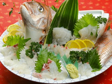 生簀から揚げたての鯛を、刺身、にぎり寿司、あら炊きで味わい尽くす、『真鯛三点セット』