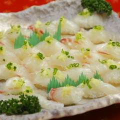 生簀から揚げた新鮮な鯛を寿司に。鯛の三点セットのにぎり寿司