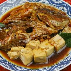 活き作りから煮込んだ、鯛の三点セットの中のあら炊き