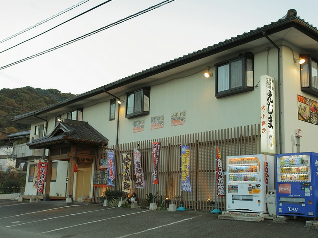 亀井駅から徒歩11分、川沿いにたたずむ白壁の和風な店舗