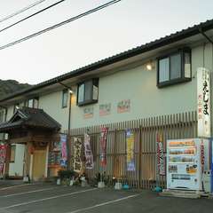 亀井駅から徒歩11分、川沿いにたたずむ白壁の和風な店舗