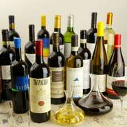 必ず味を確認して仕入れるというワインは全てイタリア産。それぞれのポテンシャルを最大限に引き出すために、適する形状のグラスで提供してくれます。気軽に飲めるグラスワインは6種類。1杯からオーダー可能です。