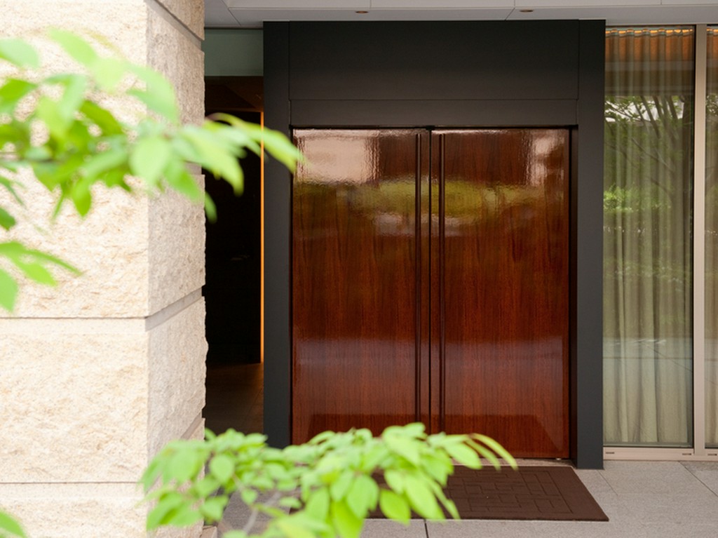 重厚な木戸を開ければ、そこは逸品たちが待つ世界