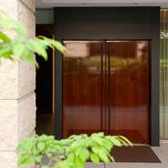 品川駅から約13分ほど歩いた、閑静な場所に建つビルの一角にある【レストラン　カンテサンス】。ガラス扉の奥に見える重厚な木戸。そこを開けると、どんな食通をも唸らせる、逸品の数々が待っています。