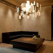 名匠・植木莞爾氏がデザインを手がけた店内は、落ち着ける雰囲気。「料理はシンプルでありたい」とする岸田氏の意向が、内装からも伝わるようになっています。岸田氏は「すごく気に入っています」とにっこり。