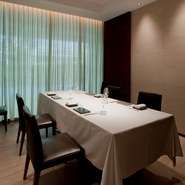 個室も完備されているので、プライベートを重視したい時には最適です。居心地のいい空間で、名シェフが繰り出す料理をゆっくりと心ゆくまで堪能できます。