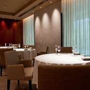 ゆったり配置された円卓たち。実は2013年に、白金台から現在の場所に移転して、初めて導入されました。「向かい合って食事を楽しむのもいいですが、円卓を囲んで楽しむのに憧れがあったので」と岸田氏。