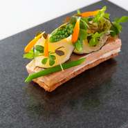 焼き立てのタルト生地の上に、火を加えたフォアグラと、野菜のような感覚で楽しめる焼いた日向夏をのせ、一瞬で組み立て。際立つ香りのハーモニーと食感が味わえるさわやかな一皿。