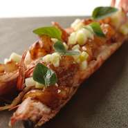 ローストした車海老の上に、生の牡丹海老のタルタルをのせ、さらに揚げた桜海老をフレーク状にして。それぞれの海老のおいしさを最大限に引き出す調理法で仕上げた「理想の海老料理」。