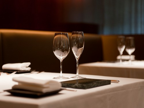 ワインはフランス産を中心に、約600種を用意