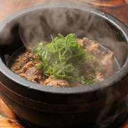 和牛の筋肉は4時間ほどに煮込まれてやわらかに。有馬山椒やネギの風味が香る一品です。