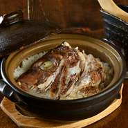 瀬戸内産の真鯛を一晩寝かせ炭火でじっくりと焼き上げ。土鍋で丁寧に炊き上げます。豊かに溢れ出る絶妙な味わい・・。鯛めしの全てをどうぞ心ゆくまでご堪能くださいませ。お時間20～30分ほど頂きます。