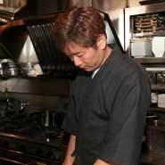 「六根清浄」がモットー。眼、耳、鼻、舌、身に加え、人間に具わった潜在意識にある第六感を清らかに、お客様におもてなしを。オープンキッチンに立ち、いつも感性を研ぎ澄ましながらの接客や調理を心がけています。