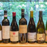 宮崎の旬の魚介と相性抜群のワインを厳選。イタリア産のものを中心にした、世界各国の自然派ワインを嗜めます。