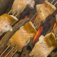 宮崎産の備長炭を使って、旬の魚介を炙り焼きに。燻しの香りが味わいを引き立てる、極上のひと品です。