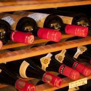 赤・白ともに多数のワインをご用意しております。厳選したワインを各お料理に合わせてマリアージュをお楽しみください。