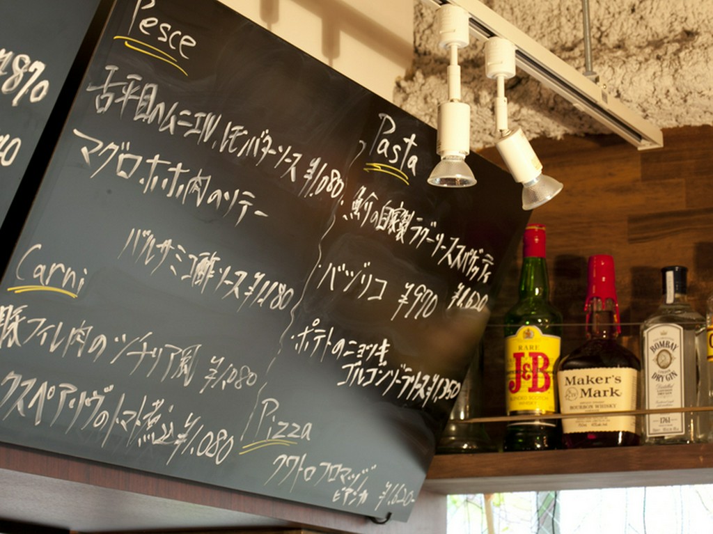 木目を生かした、ゆったりとくつろげる雰囲気の中で