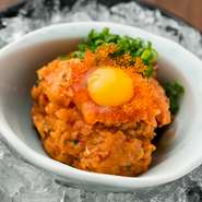写真はハワイ店の一番人気メニュー「スパイシー鮪タルタル」です