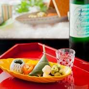 季節のオードブル『八寸』と広島の酒蔵に作ってもらっている辛口ですっきりした味の日本酒はお互いの相性バッチリ。先代の主人も愛用していた【味吉兆】オリジナルの日本酒です。
