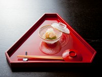 しらさ海老、海素麺、ズイキと旬のものを合わせて、酢の物になってます。季節感にこだわり初夏なので旬の食材を、涼しげなガラスの器にいれたお料理に仕上がっています。