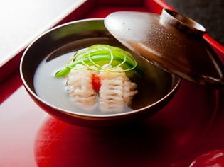 椀は、日本料理で一番ベースになる旬のものを使用『鱧のお椀』