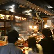 「本格的な鉄板焼をリーズナブルに」をモットーにした「蜂ヤ」系列のなかで、最も歴史の長いお店です。特等席は、Ｌ字のカウンター席。店長自らが目の前で焼き上げてくれる臨場感を楽しめます。