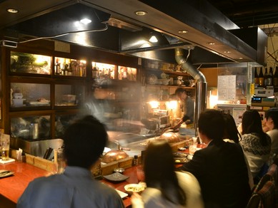本格的な鉄板焼を臨場感とともに、リーズナブルな価格で堪能