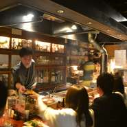 鉄板の前に立つ店長の信条は、「料理は当然ながら、もてなしのほとんどは人との触れ合い」。ゲストとスタッフの距離が近いアットホームな雰囲気で、老若男女が気軽に立ち寄れる空間です。