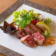 厳選された和牛のハラミを鉄板ならではの、外はこんがり、中はジューシーな味わいに仕上げてくれます。ワサビ醤油であっさりといただけます。