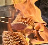 目の前で焼き上げてくれて迫力大満点です！..........素材の旨さをぎゅっと閉じ込め、香ばしさをまとい、絶品の美味しさ！！