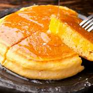 特選バターとこだわり卵がたっぷり。分厚く仕上げてくれる、ふわふわの食感が絶品です。愛媛県産「みかん蜂蜜」のすっきりとした甘みがマッチしたひと皿です。