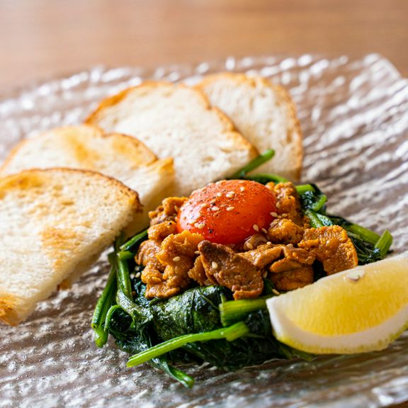 濃厚な味わいをパンにつけて味わう『ウニほうれん草』