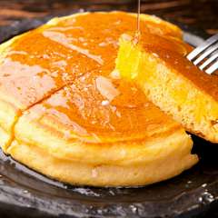 バターと蜂蜜たっぷり。ふわふわで分厚い『ホットケーキ』