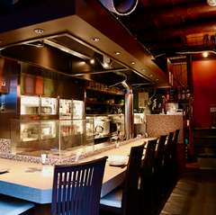 １Fはカウンター席のみ。