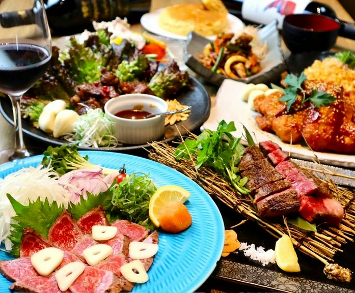 特選牛の藁焼、豚ホルモン、中落カルビ、ナンニョムチキン、特選牛ステーキ…まさに肉三昧でスタミナ満点！