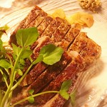 看板メニュー「旬魚の藁焼」はもちろん、蜂ヤの名物ステーキなど鉄板メニューをリーズナブルに堪能できます