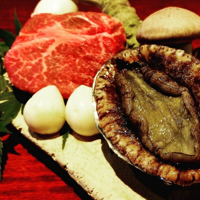 毎日入荷する旬素材を鉄板焼きをメインに様々な調理法でご提供
