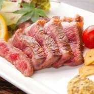 岡山県産「吉備牛」のクラシタを強火でこんがり焼き上げ、外は香ばしく、中はミディアムレアに仕上げた一品です。おろしポン酢やマスタード、瀬戸内でつくられた「海人の藻塩」をつけて召し上がってもらえます。