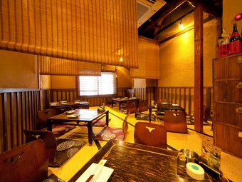 ワイワイと賑やかな店。お客さんのシーンに合わせて利用して
