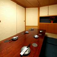 和の趣きがあり、とても落ち着いた雰囲気で過ごせる掘りごたつ式の完全個室。足元を気にせず、ゆったりとくつろぐことができるので、自然とアットホームな食事会となりそうです。