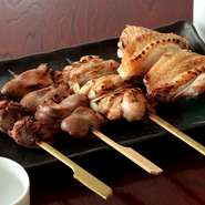 肉質が柔らかく、ジューシーなのが特徴の大山鶏は、朝引きで使用。『もも』をはじめ『砂肝』、『はつ』、『ねぎま』、『手羽先』などバラエティに富んだ品揃えとなっています。